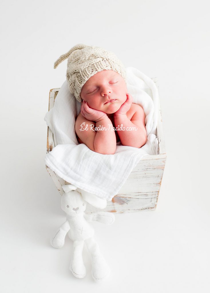 Fotógrafo recién nacidos y bebes en Madrid. Bebé en cajita blanca.