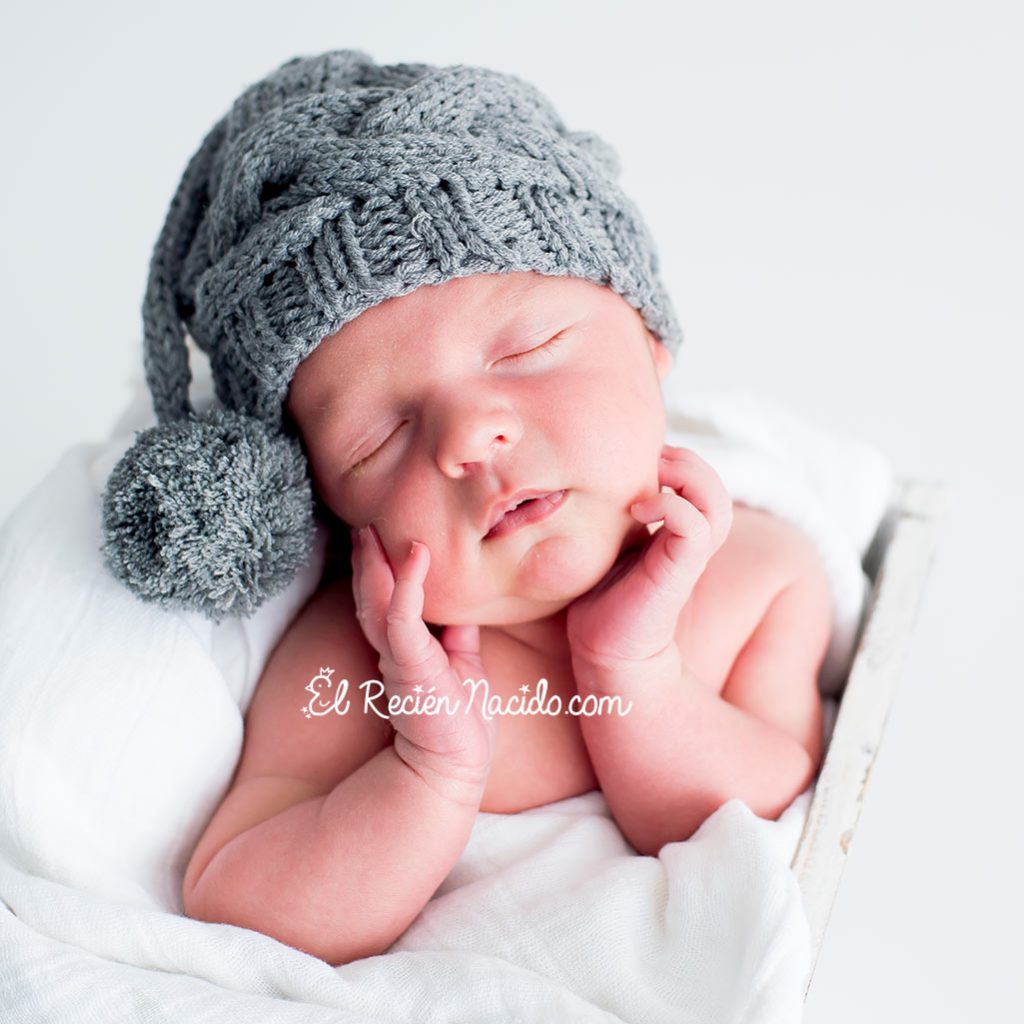 Fotos newborn recién nacido en Madrid con gorrito gris hecho a mano. Fotógrafo recién nacidos y bebes en Madrid