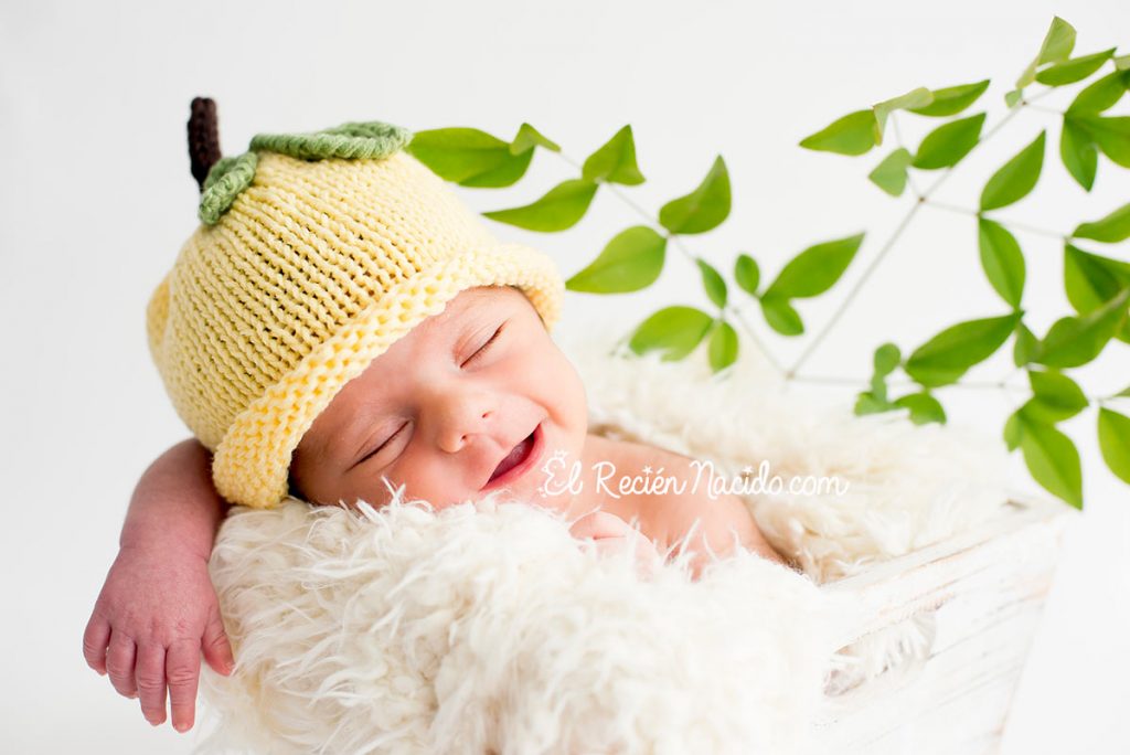 Sesion de fotos madrid recién nacido y bebés. con gorro crochet primaveral amarillo. Fotógrafo recién nacidos y bebes en Madrid.