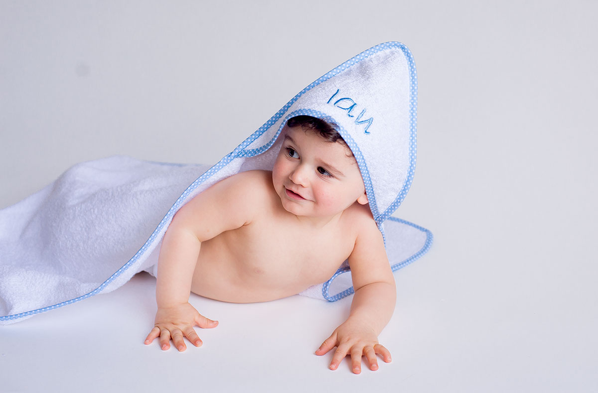 Capa de baño para bebé con nombre bordado celeste