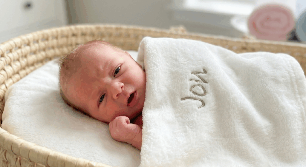 manta personalizada con el nombre del bebé bordado